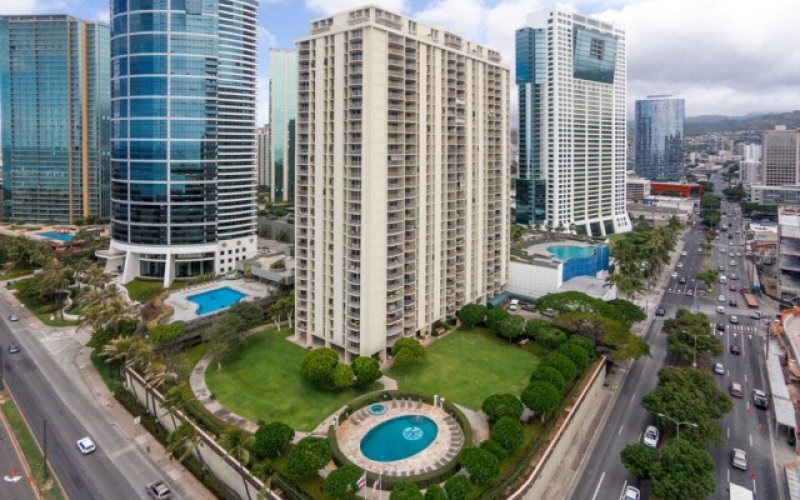 Nathalie Mullinix REALTY UNIVERSAL, Inc. Hawaii