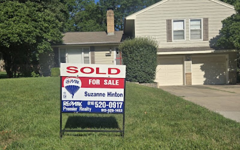 Suzanne Hinton, Real Estate Agent