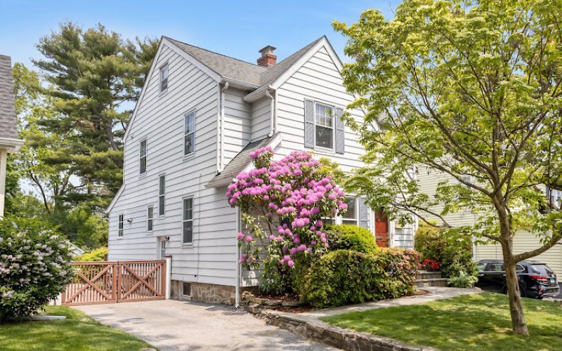 Coldwell Banker : Anita Finn — Real estate agent in Stamford